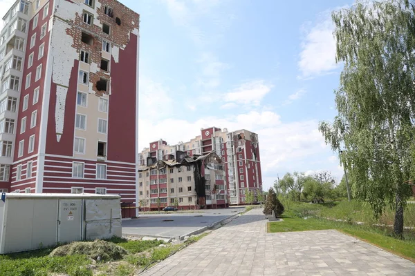 Kiev, Gostomel Ukrayna - 14 Mayıs 2022. Rus ordusunun Ukrayna 'daki yıkımının sonuçları. Rus ordusu tarafından Ukrayna şehirlerinin bombalanmasının sonuçları. Ukrayna 'da Savaş