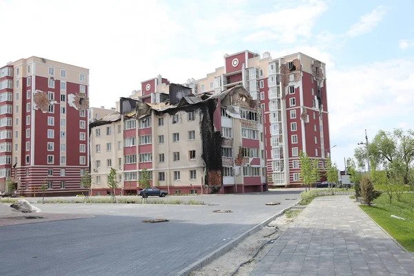 Kiev, Gostomel Ukrayna - 14 Mayıs 2022. Rus ordusunun Ukrayna 'daki yıkımının sonuçları. Rus ordusu tarafından Ukrayna şehirlerinin bombalanmasının sonuçları. Ukrayna 'da Savaş