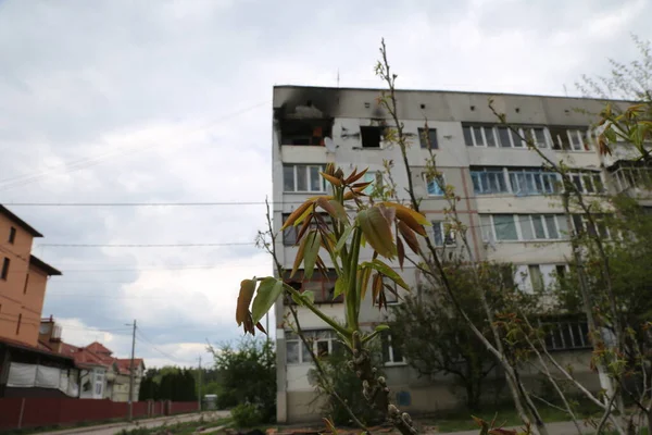 Kiev, Gostomel Ukrayna - 14 Mayıs 2022. Rus ordusunun Ukrayna 'daki yıkımının sonuçları. Rus ordusu tarafından Ukrayna şehirlerinin bombalanmasının sonuçları. Ukrayna 'da Savaş