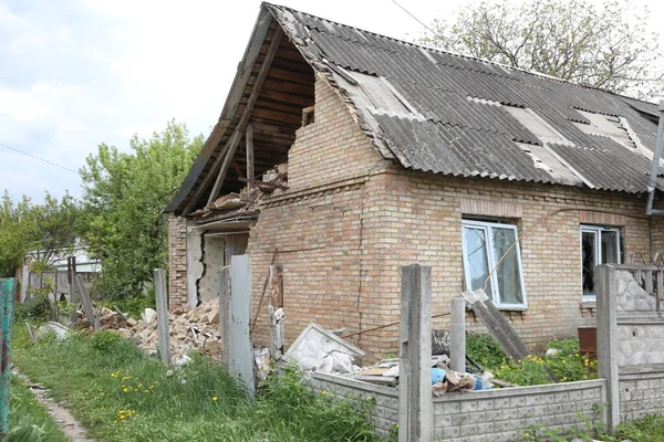 Kiev, Gostomel Ukrayna - 14 Mayıs 2022. Rus ordusunun Ukrayna 'daki yıkımının sonuçları. Rus ordusu tarafından Ukrayna şehirlerinin bombalanmasının sonuçları. Ukrayna 'da Savaş