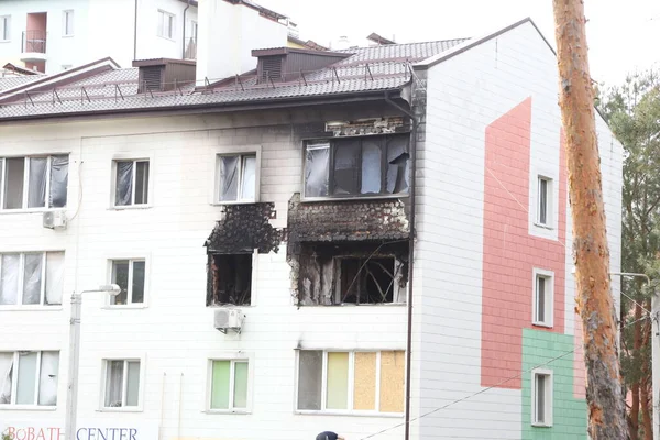 Kiev, Gostomel Ukrayna - 14 Mayıs 2022. Rus ordusunun Ukrayna 'daki yıkımının sonuçları. Rus ordusu tarafından Ukrayna şehirlerinin bombalanmasının sonuçları. Ukrayna 'da Savaş