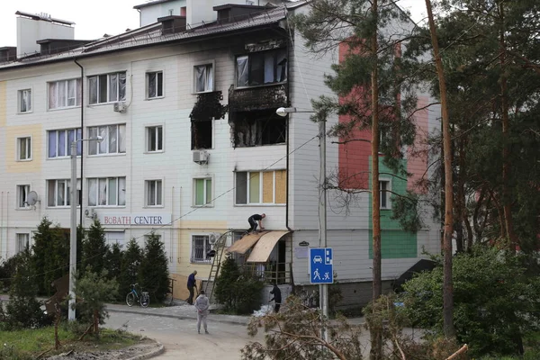 Kiev, Gostomel Ukrayna - 14 Mayıs 2022. Rus ordusunun Ukrayna 'daki yıkımının sonuçları. Rus ordusu tarafından Ukrayna şehirlerinin bombalanmasının sonuçları. Ukrayna 'da Savaş