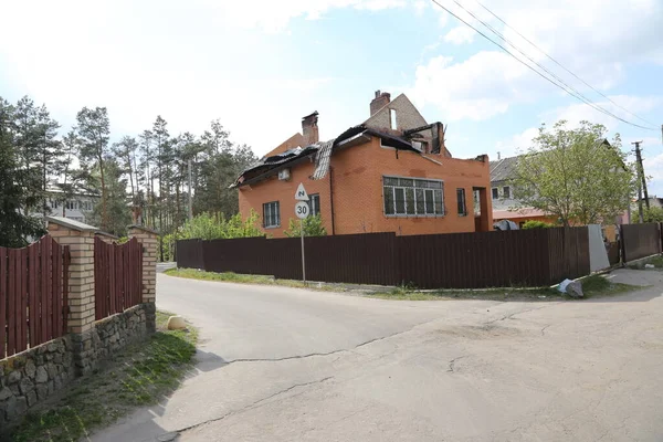 Kiev, Gostomel Ukrayna - 14 Mayıs 2022. Rus ordusunun Ukrayna 'daki yıkımının sonuçları. Rus ordusu tarafından Ukrayna şehirlerinin bombalanmasının sonuçları. Ukrayna 'da Savaş