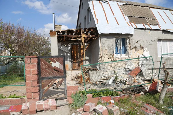 Kiev, Gostomel Ukrayna - 14 Mayıs 2022. Rus ordusunun Ukrayna 'daki yıkımının sonuçları. Rus ordusu tarafından Ukrayna şehirlerinin bombalanmasının sonuçları. Ukrayna 'da Savaş