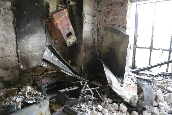 Kiev, Gostomel Ukrayna - 14 Mayıs 2022. Rus ordusunun Ukrayna 'daki yıkımının sonuçları. Rus ordusu tarafından Ukrayna şehirlerinin bombalanmasının sonuçları. Ukrayna 'da Savaş