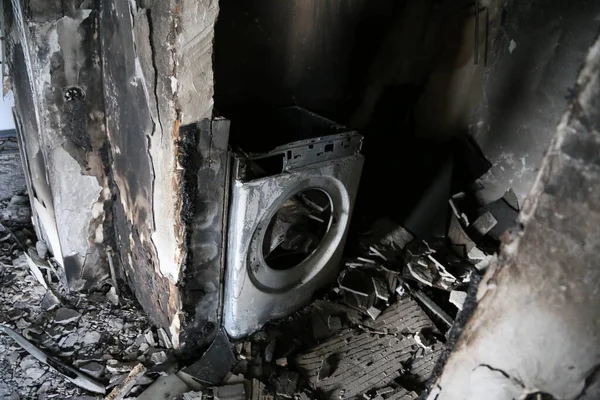 Kiev, Gostomel Ukrayna - 14 Mayıs 2022. Rus ordusunun Ukrayna 'daki yıkımının sonuçları. Rus ordusu tarafından Ukrayna şehirlerinin bombalanmasının sonuçları. Ukrayna 'da Savaş