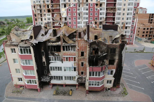 Kiev, Gostomel Ukrayna - 14 Mayıs 2022. Rus ordusunun Ukrayna 'daki yıkımının sonuçları. Rus ordusu tarafından Ukrayna şehirlerinin bombalanmasının sonuçları. Ukrayna 'da Savaş