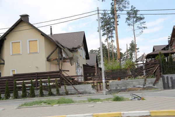 Kiev, Gostomel Ukrayna - 14 Mayıs 2022. Rus ordusunun Ukrayna 'daki yıkımının sonuçları. Rus ordusu tarafından Ukrayna şehirlerinin bombalanmasının sonuçları. Ukrayna 'da Savaş