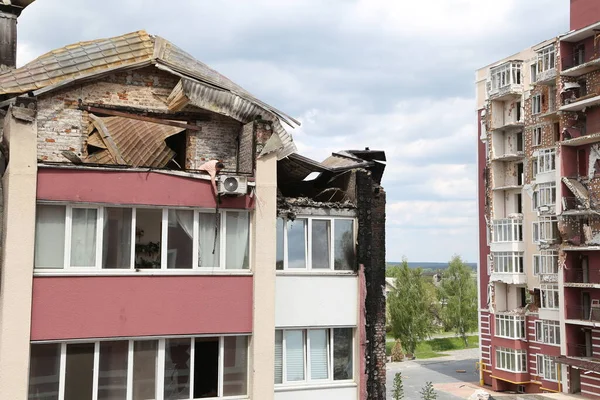 Kiev, Gostomel Ukrayna - 14 Mayıs 2022. Rus ordusunun Ukrayna 'daki yıkımının sonuçları. Rus ordusu tarafından Ukrayna şehirlerinin bombalanmasının sonuçları. Ukrayna 'da Savaş