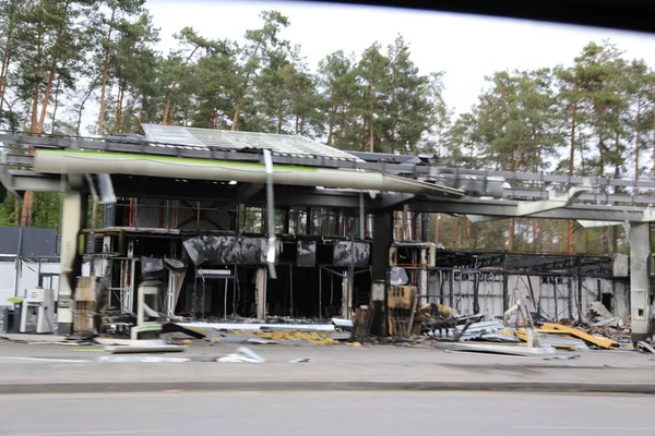 Kiev, Gostomel Ukrayna - 14 Mayıs 2022. Rus ordusunun Ukrayna 'daki yıkımının sonuçları. Rus ordusu tarafından Ukrayna şehirlerinin bombalanmasının sonuçları. Ukrayna 'da Savaş