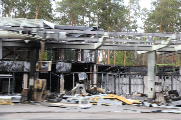 Kiev, Gostomel Ukrayna - 14 Mayıs 2022. Rus ordusunun Ukrayna 'daki yıkımının sonuçları. Rus ordusu tarafından Ukrayna şehirlerinin bombalanmasının sonuçları. Ukrayna 'da Savaş