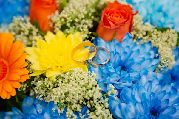 Zarter Strauß Gelber Und Blauer Chrysanthemen — Stockfoto