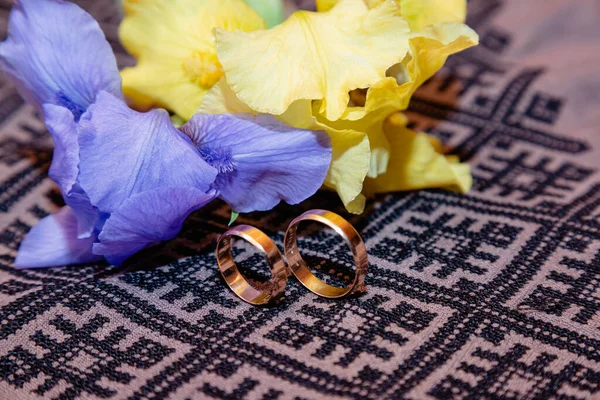 Wedding Rings Blue Yellow Flowers Iris Lie Khaki Vyshyvanka Wedding — Zdjęcie stockowe
