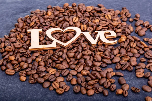 Großaufnahme Von Kaffeebohnen Herzform Und Der Aufschrift Liebe — Stockfoto