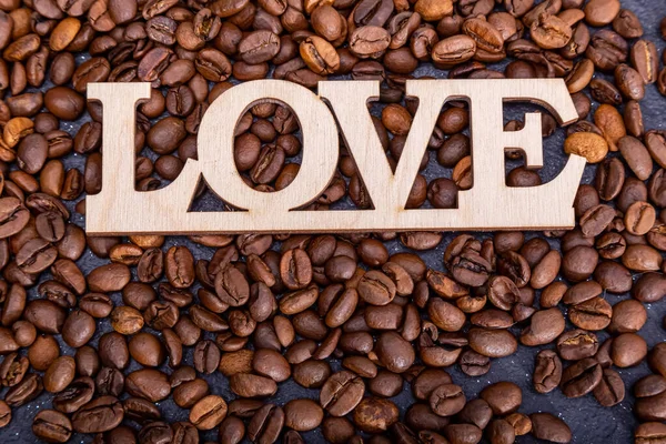 Großaufnahme Von Kaffeebohnen Herzform Und Der Aufschrift Liebe — Stockfoto