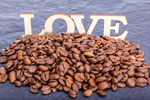 Großaufnahme Von Kaffeebohnen Herzform Und Der Aufschrift Liebe — Stockfoto