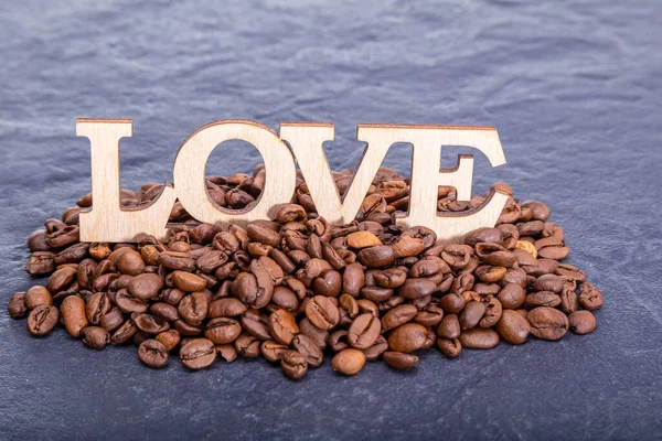 Zbliżenie Ziaren Kawy Kształcie Serca Napis Miłości — Zdjęcie stockowe