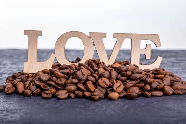 Zbliżenie Ziaren Kawy Kształcie Serca Napis Miłości — Zdjęcie stockowe