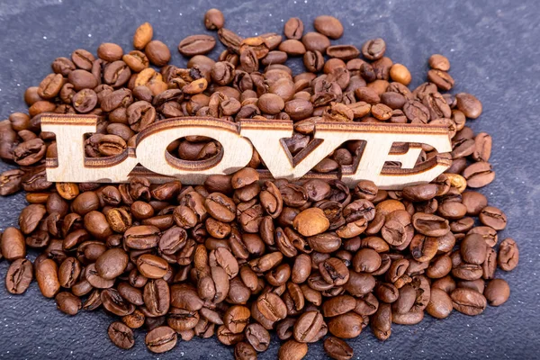 Großaufnahme Von Kaffeebohnen Herzform Und Der Aufschrift Liebe — Stockfoto