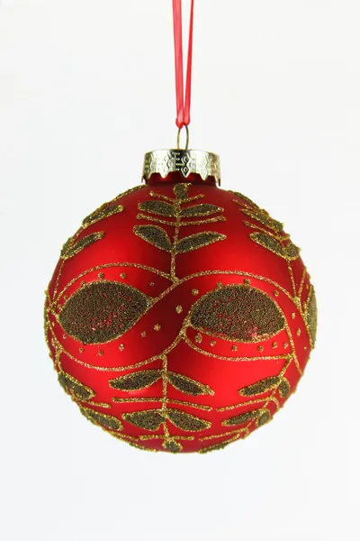 Árvore de bola de xmas dourada e vermelha isolada no fundo branco — Fotografia de Stock