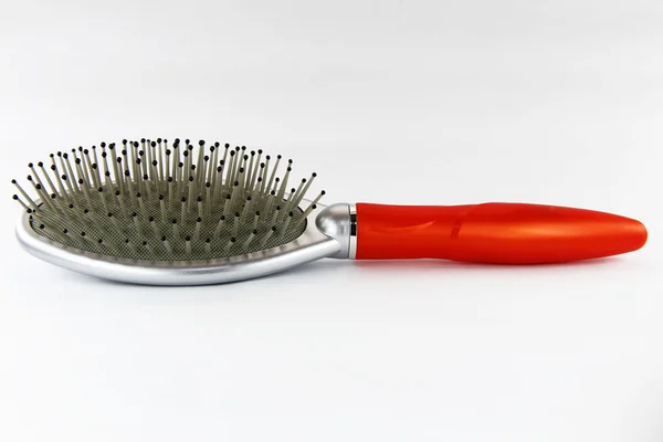 Escova de cabelo vermelha e prata isolada no fundo branco — Fotografia de Stock