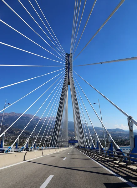 Ponte sospeso che attraversa il Golfo di Corinto, Patrasso, Peloponneso, Grecia . — Foto Stock