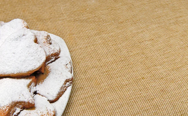 Soubory cookie sypané prášek na hnědý pytel textury — Stock fotografie