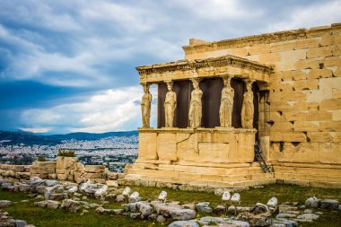 caryatids dramatik gökyüzü, Atina, Yunanistan