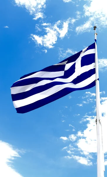 Махать греческим флагом на голубом небе — стоковое фото