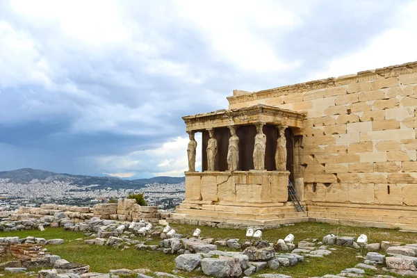 Caryatids against dramatic sky, Athens, Greece — Stock Photo, Image