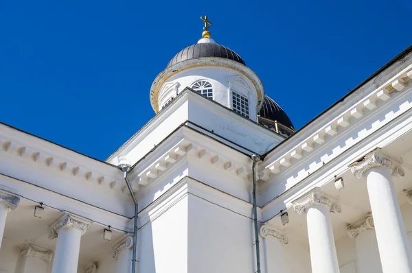 Ryssland. heliga uppståndelsen katedralen på bakgrund av blå himmel. — Stockfoto