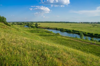 Tyosha Nehri ve çayırlar. Arzamas şehir.