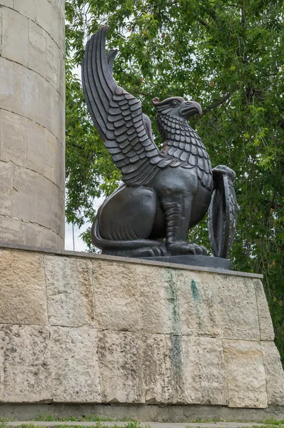 Ryssland. Griffin höger på piedestal av monumentet till ilya muromets i murom — Stockfoto