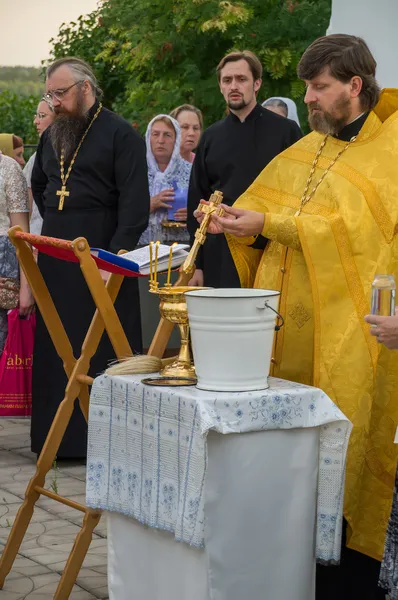 Preghiera nella chiesa di San Giovanni Evangelista nella processione religiosa in memoria dei Santi Martiri Reali Arzamas — Foto Stock