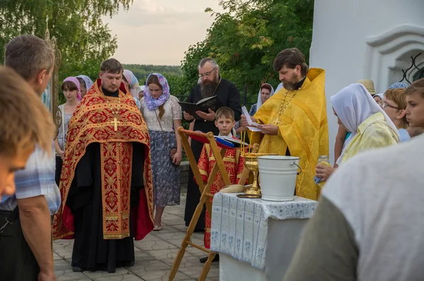 Молитвенное служение в храме св. Иоанна Богослова во время крестного хода в память свв. Царственных мучеников Арзамаса — стоковое фото