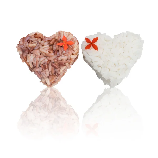 Yasemin pirinç ve kahverengi pirinç kalp şekli — Stok fotoğraf
