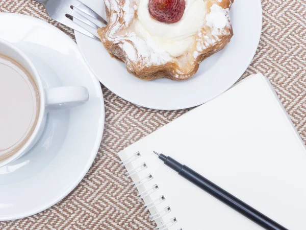 咖啡、 蛋糕和笔记本 — 图库照片