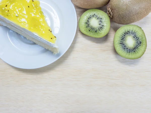 Kiwi-Kuchen und Obst — Stockfoto