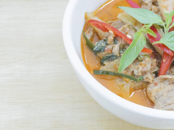 Röd thai curry med nötkött och grönsaker — Stockfoto