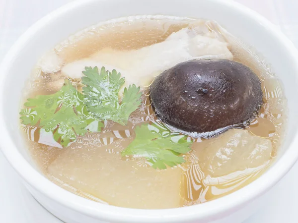 Kinesisk soppa kyckling med kalebass och svamp — Stockfoto