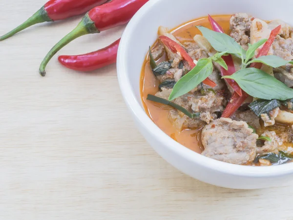 Röd thai curry med nötkött och grönsaker — Stockfoto