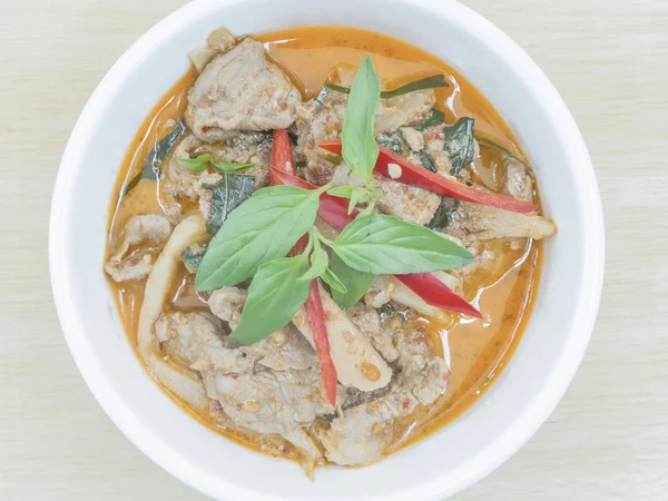 Röd thai curry med nötkött och grönsaker — Stockfoto