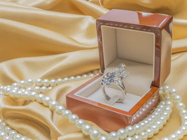 Caja de anillo de madera para bodas —  Fotos de Stock