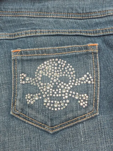 Jean kieszeń z ozdoba Kryształowej Czaszki — Zdjęcie stockowe