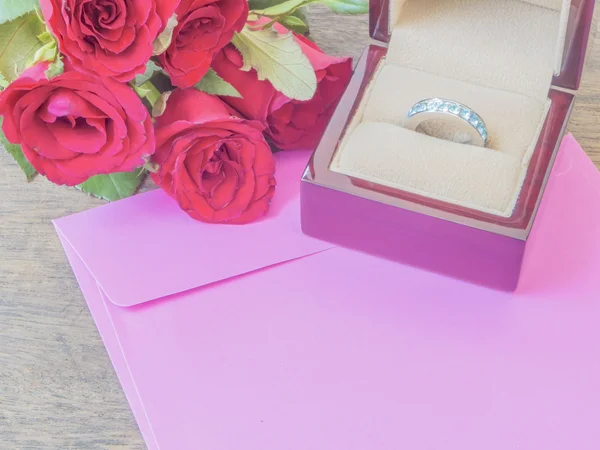 Caixa de anel e rosa com envelope — Fotografia de Stock