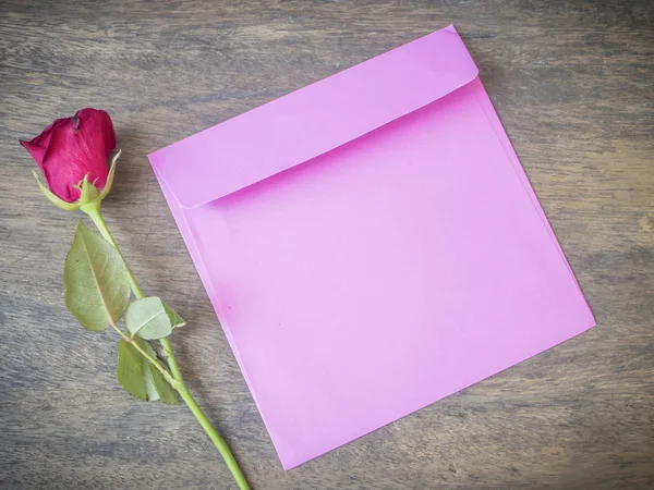 Rose e rosa envelope — Fotografia de Stock