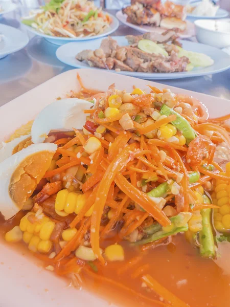 Würziger thailändischer Maissalat — Stockfoto