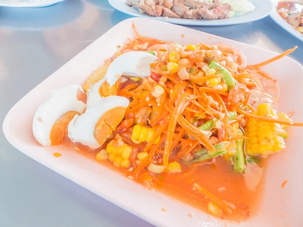 Kryddig thailändsk majs sallad — Stockfoto