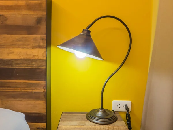 Bordslampa i sovrummet — Stockfoto