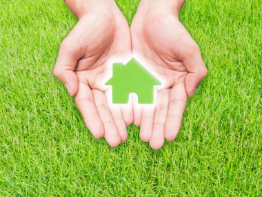 ev modeli parçası tutan el